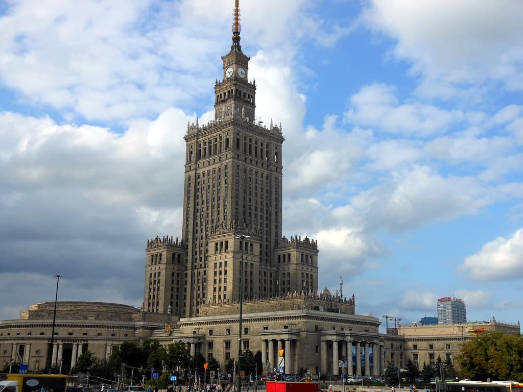 Warsaw banks keep pricing cuts a silent central bank refuses to confirm