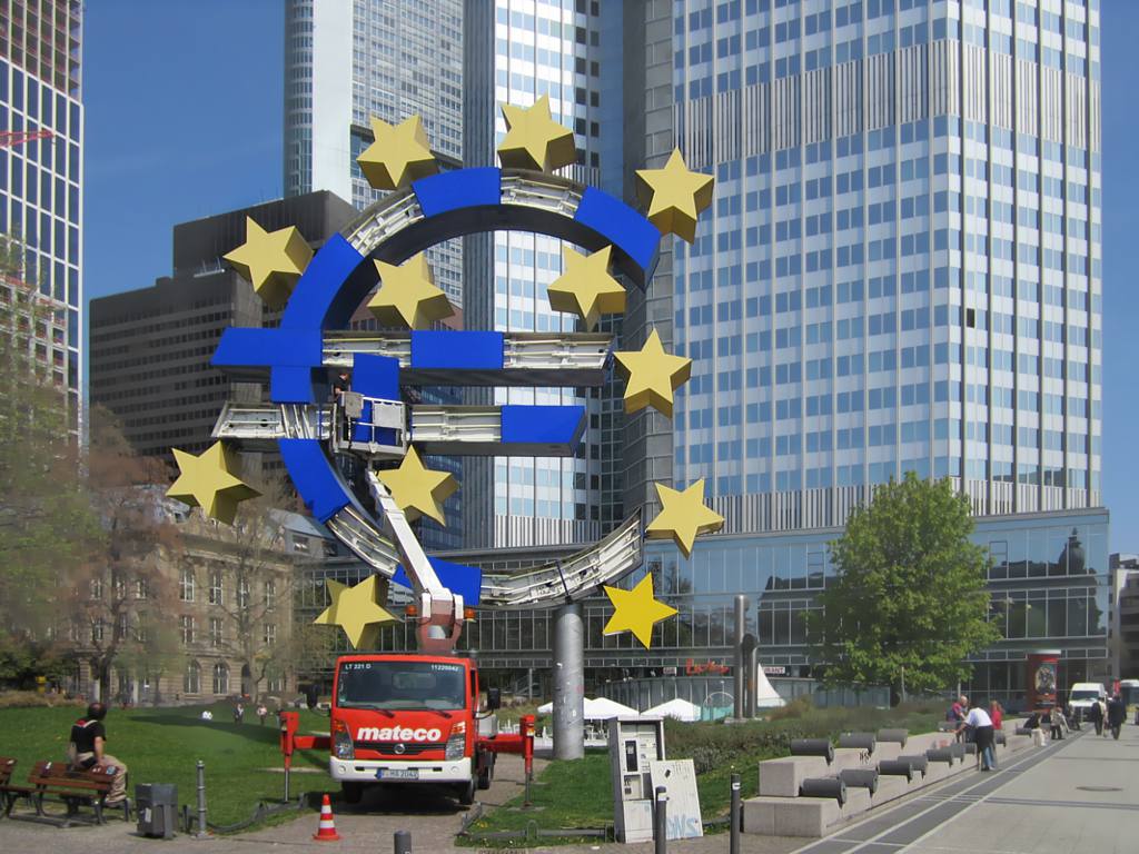 The euro short just hit its record and EUR/USD still can't find a bid