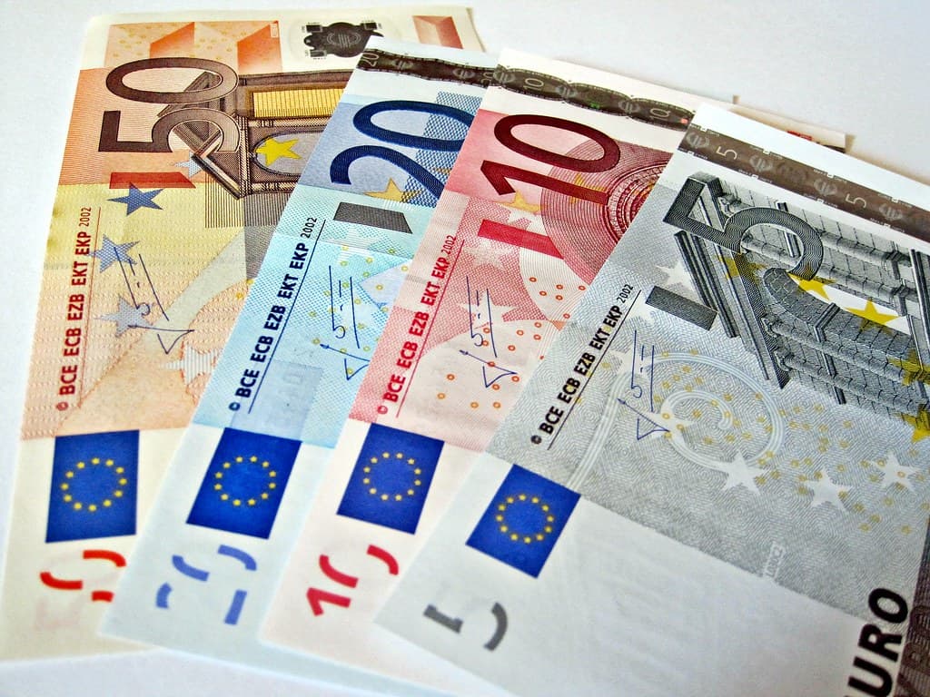 Dollar strength, not Poland risk, drives złoty's dual slide